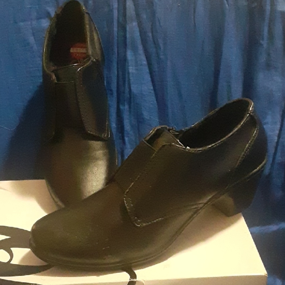 Easy Street, Ladies Shootie 8ww,Comfort Wave. Slight nicks on surface. Nvr Worn.